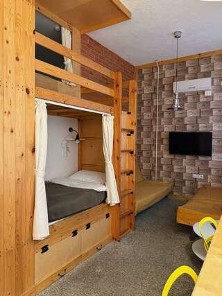 Гостиница KoikaGo Калининград Кровать в 9-местном общем номере-2