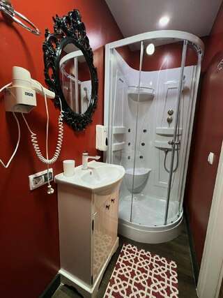 Гостиница KoikaGo Калининград Четырехместный номер с ванной-5